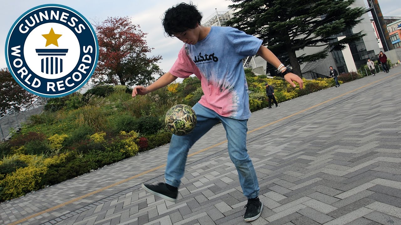 Football freestyler 'Around the World' tricks challenge - Japan Tour