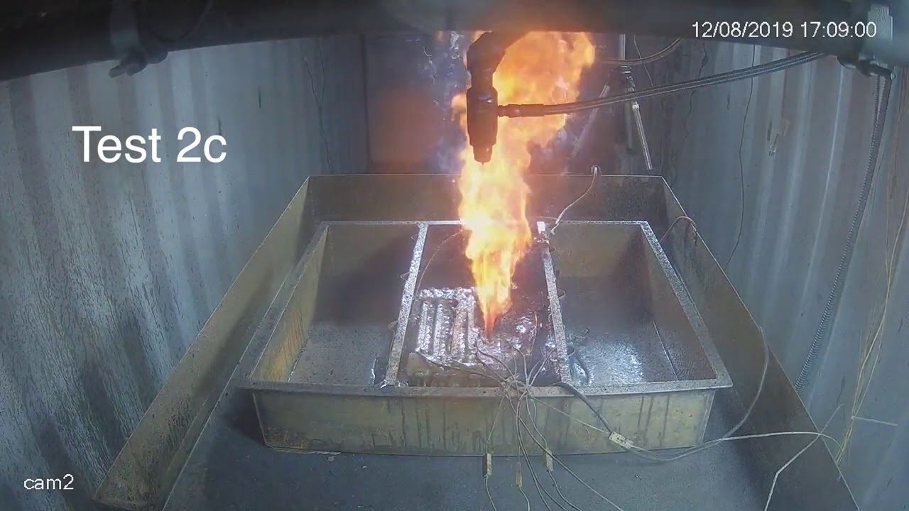 Lithium Ionen Akku Brand mit AVD L&ouml;schmittel l&ouml;schen - Test 2c