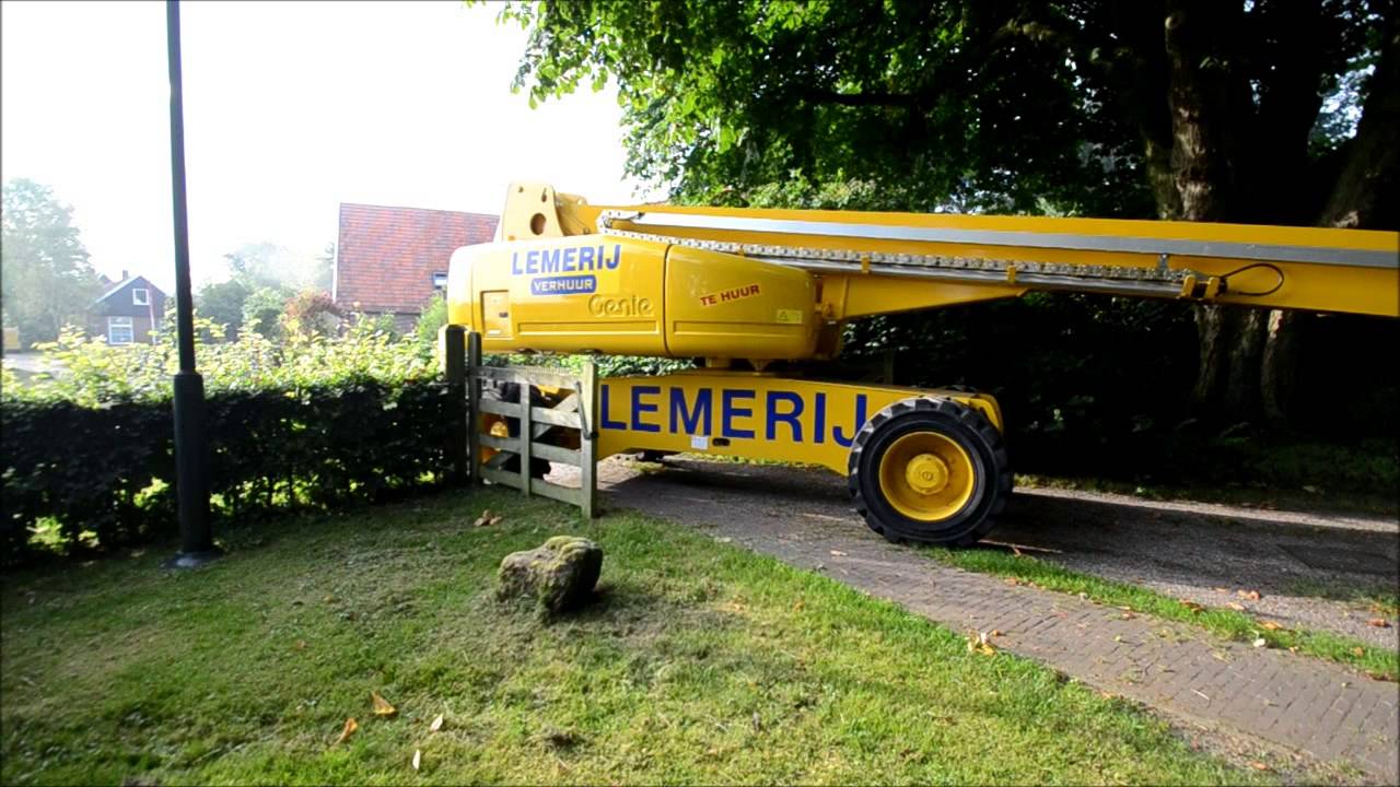 Zeer grote hoogwerker van Lemerij Verhuur bij de Stiftskerk in Weerselo