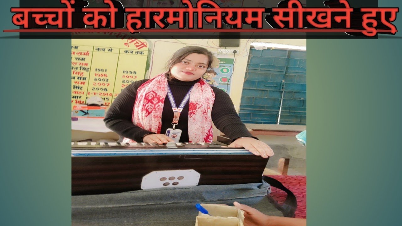अपने विद्यार्थी को हारमोनियम सिखाते हुए 👏👏 