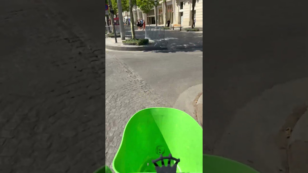 Cycling in Paris - Arc de Triomphe - Champs Elysee #cycling #paris #arcdetriomphe #cyclingfans
