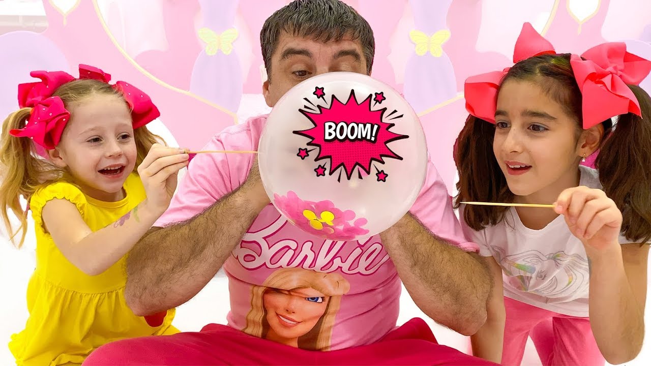 Stacy e pai estão estourando balões com surpresas