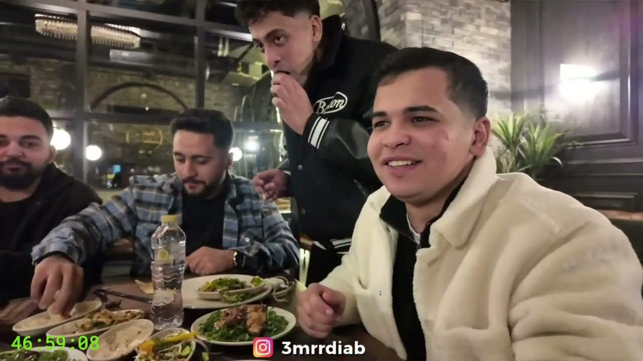 عمرو بياكل مع صحابو مشويات في المطعم