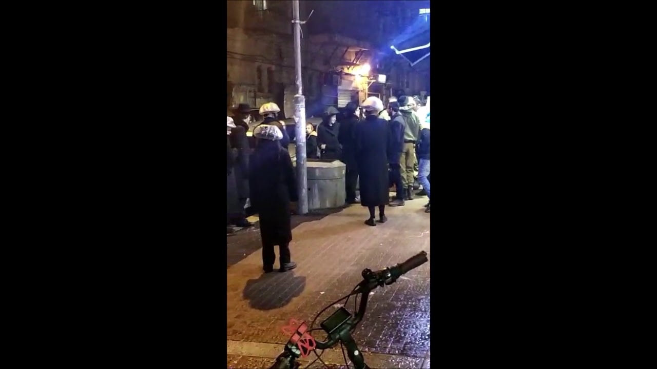 Chareidi Soldiers Accosted In Meah Shearim
