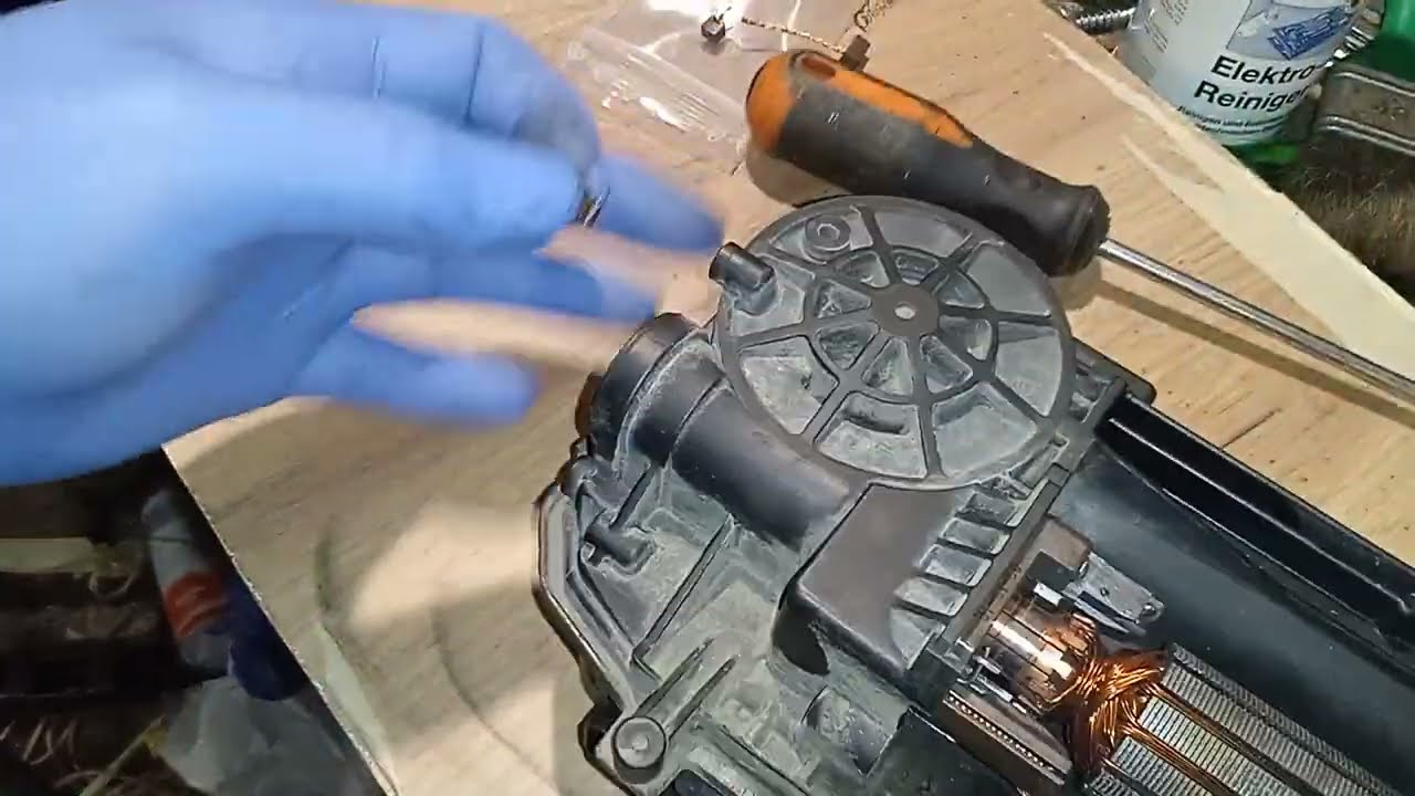 P1607 -  Carbuni Easytronic cum se scot din soclul lor -- Carbon Brush disassembly