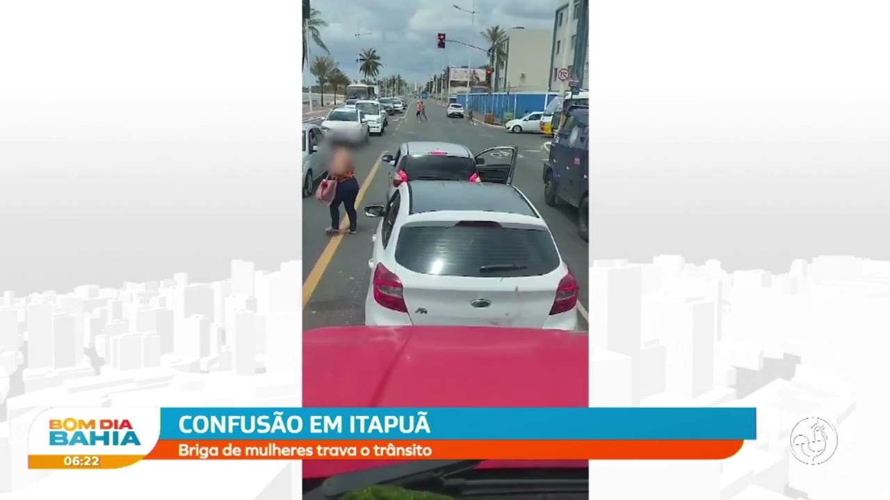 Confusão em Itapuã: briga de mulheres trava o trânsito