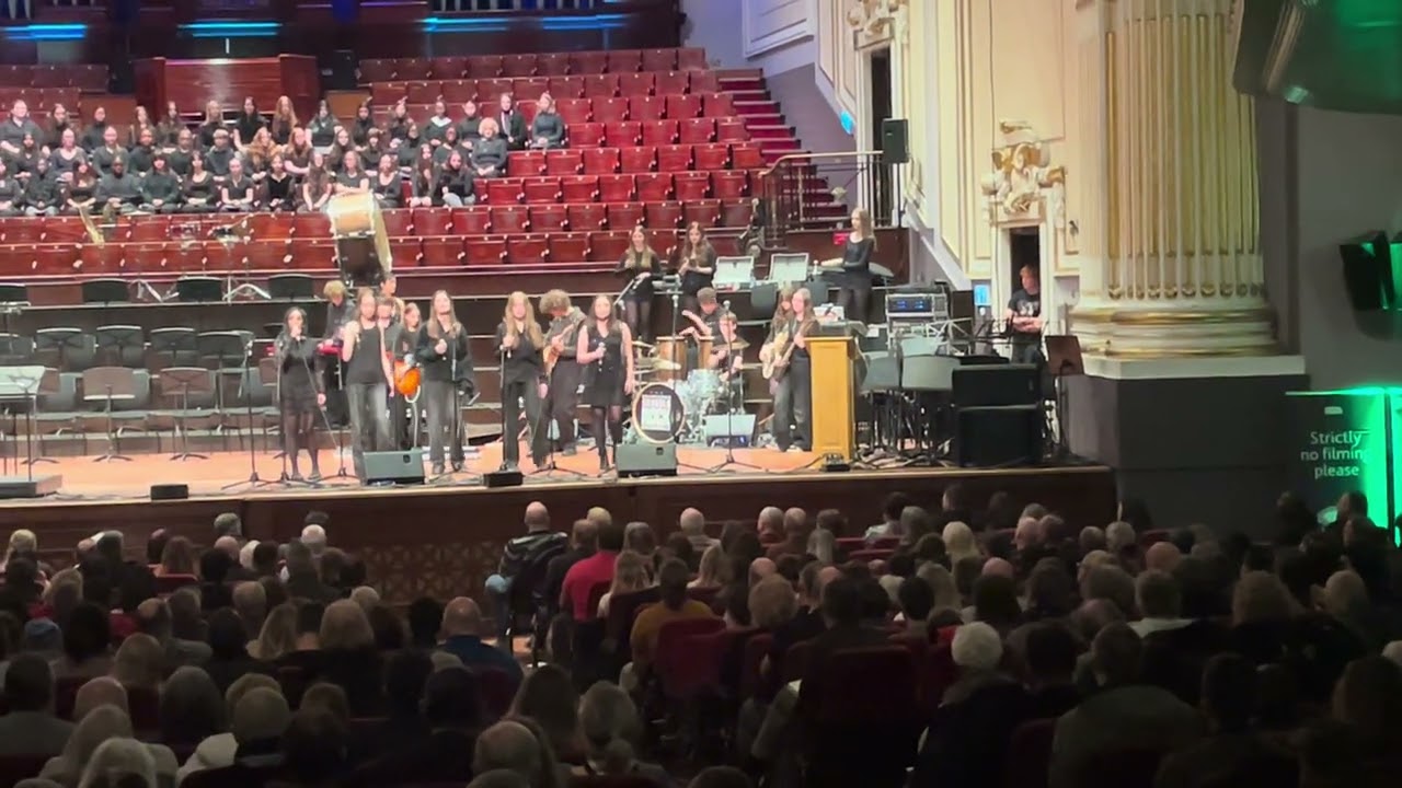 @ESREOfficial ESRE perform This is the Kit&rsquo;s &lsquo;Earthquake&rsquo; for Childline.