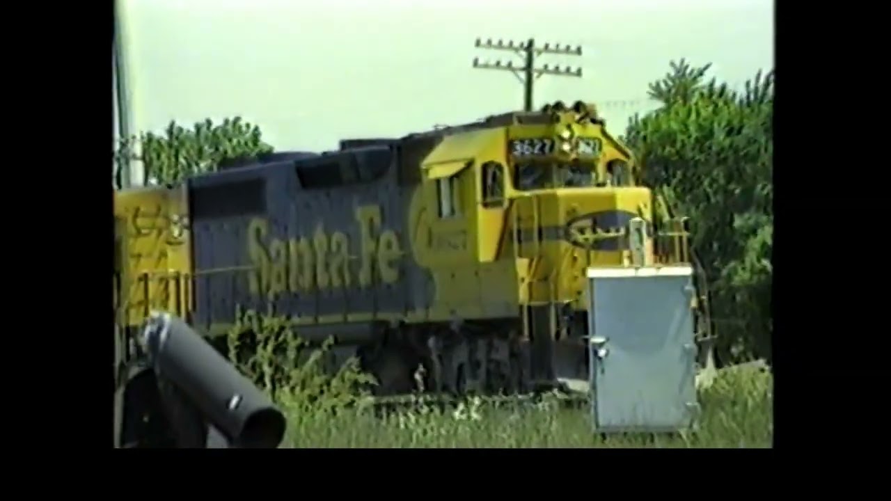 THINK SUMMER! OSBORN AVE 6/19/82! MY FIRST SOUTHERN TRAIN IN CHICAGO! ATSF! GULF OIL COVERED HOPPER!