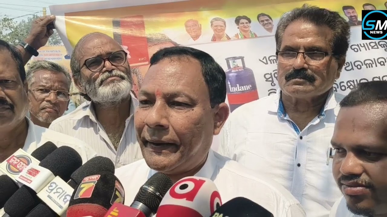 #Bolangir#; #Congress #stages protest over #LPG cylinder# #price hike#Submits memorandum.