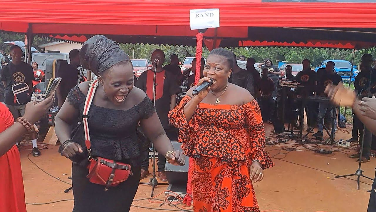 J. A. Adofo last born daughter *Kisiwaa* Stormed K.K. Kabobo's funeral with her father's songs