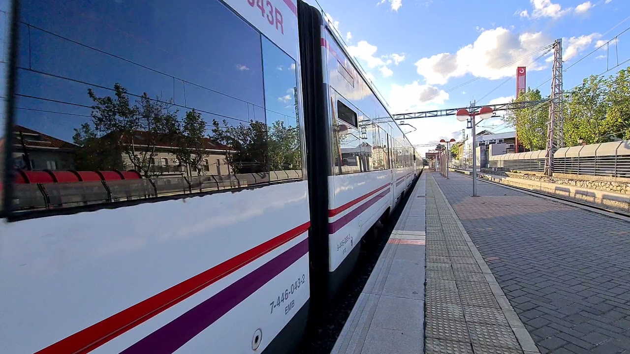 Renfe 446 saliendo de Torrelodones