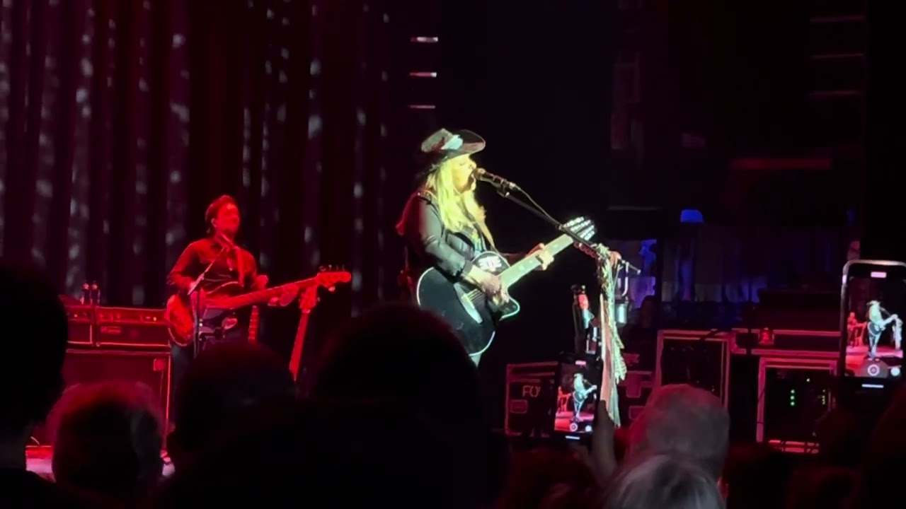 ￼ Melissa Etheridge somebody bring me some water at the forum Melbourne 2024