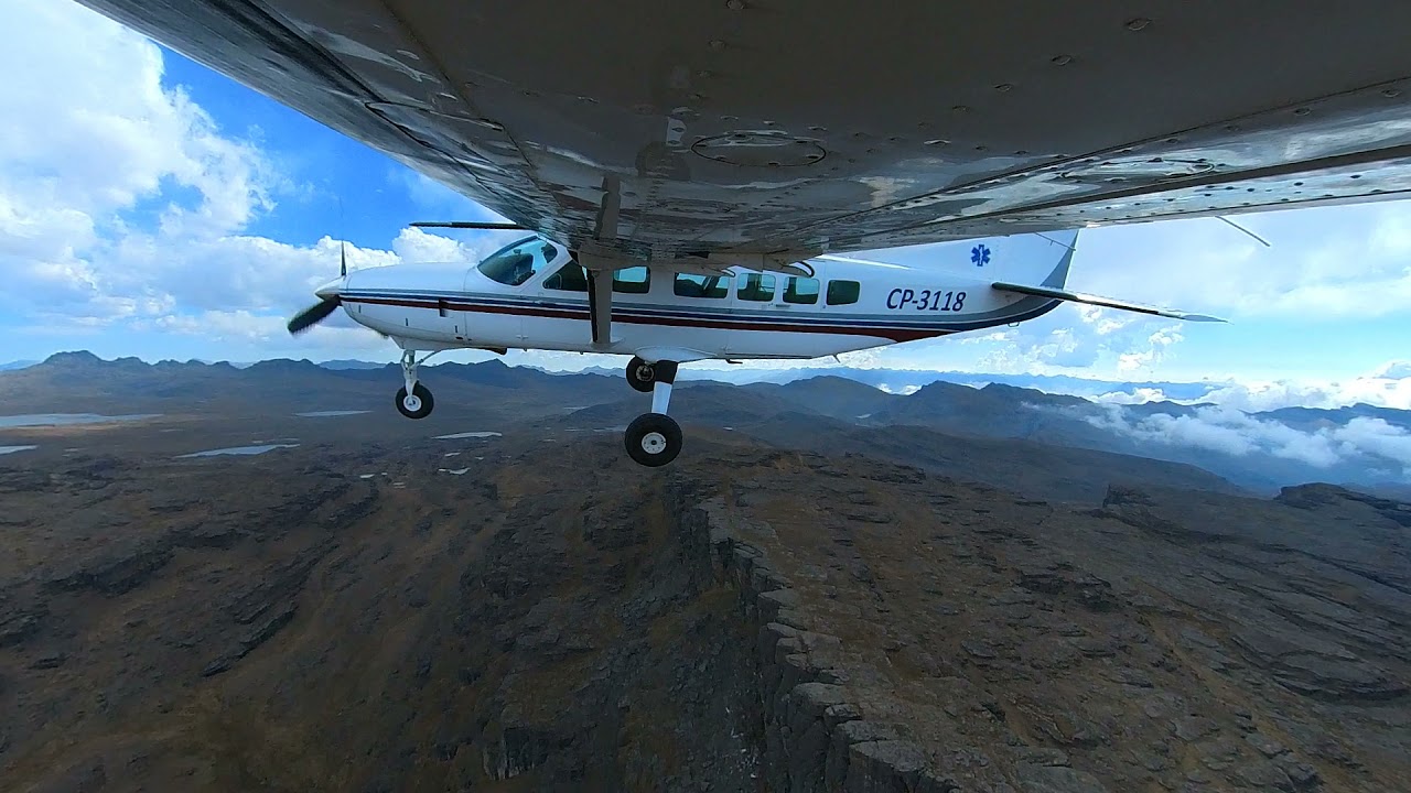 Monta&ntilde;as y lagunas cerca de Totolima, al norte de Cochabamba