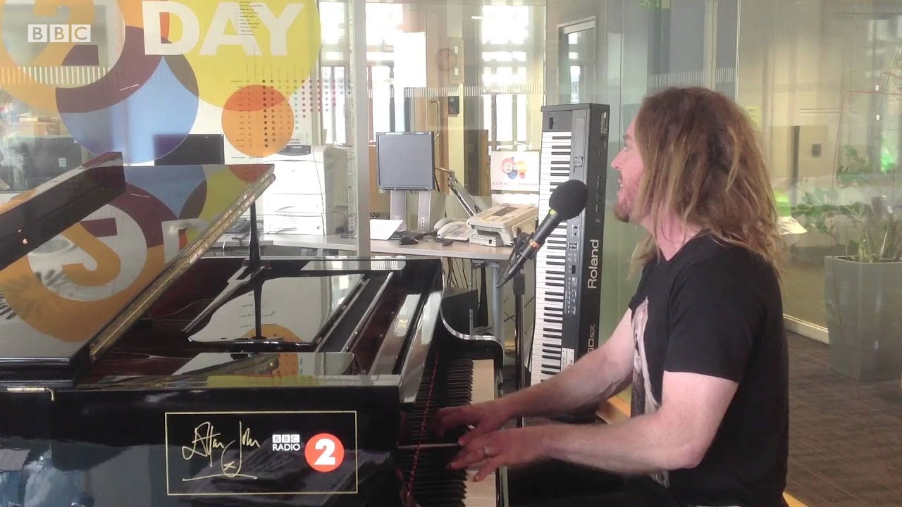 Tim Minchin performs When I Grow Up on Elton John's piano for Radio 2's 2Day