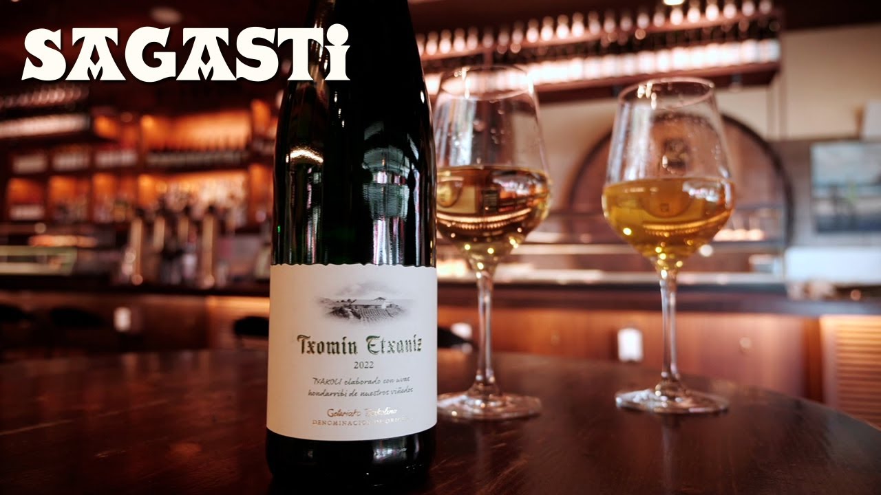 Escanciando Txakoli de Txomin Etxaniz 🍾 | Sagasti Asador Sidrer&iacute;a