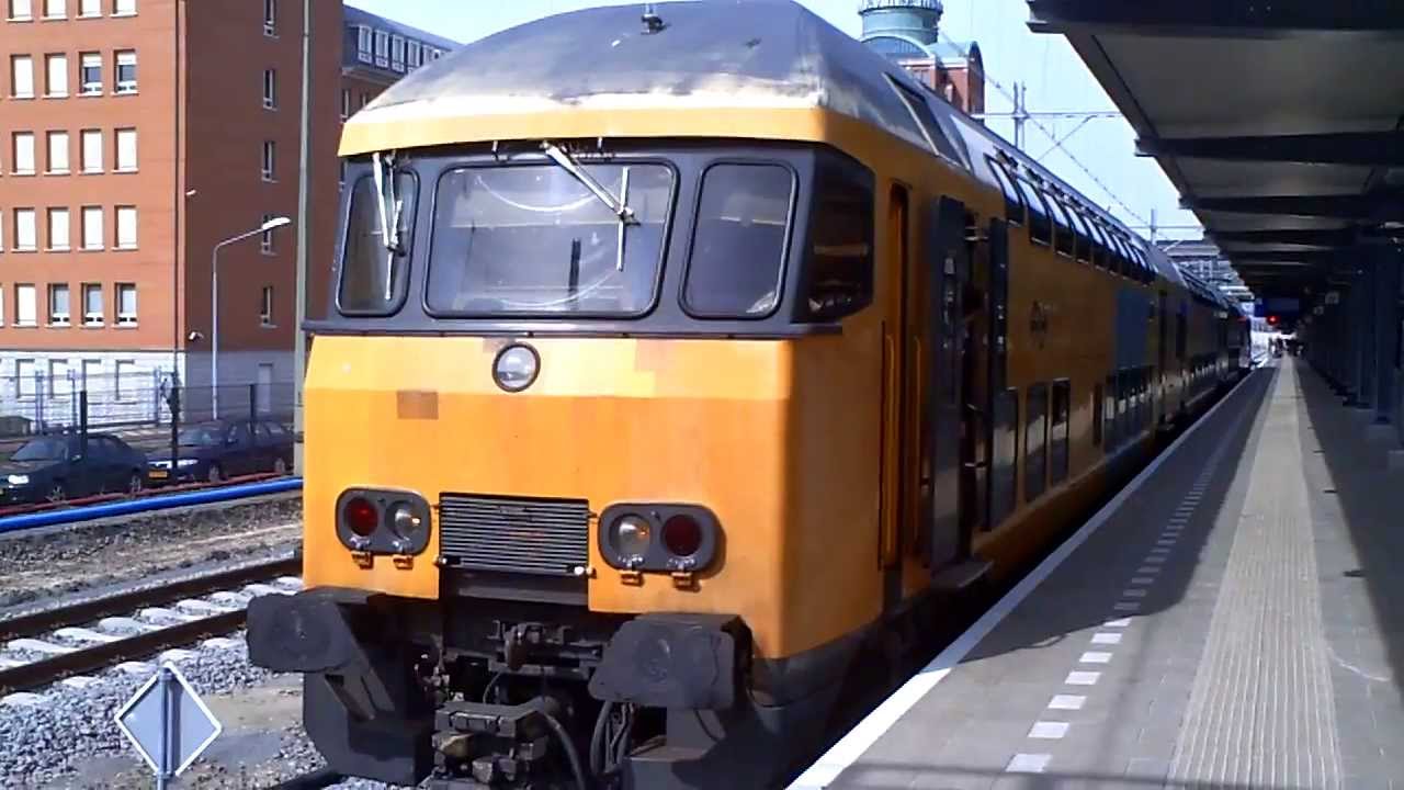NS mDDM 7832 vertrekt van spoor 7B uit station 's-Hertogenbosch.