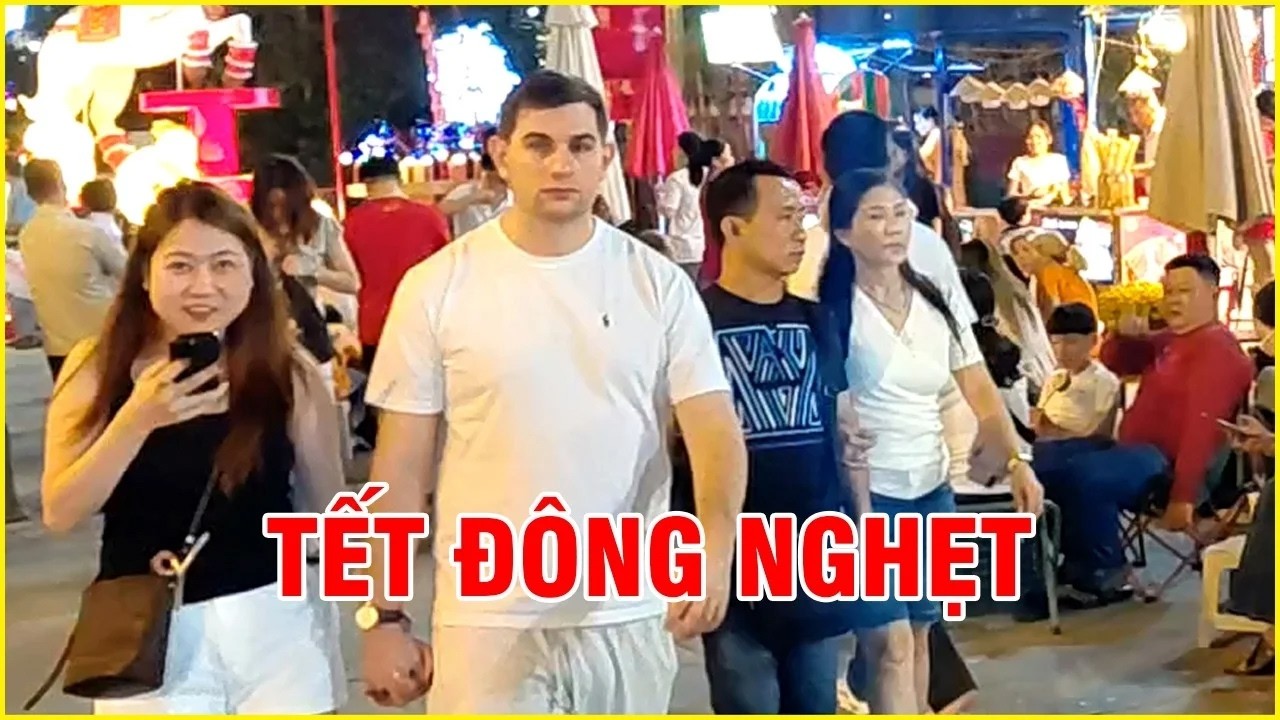 Tết Sài Gòn Đông Nghẹt, Khách Tây Bất Ngờ Trước Cảnh Tượng Này