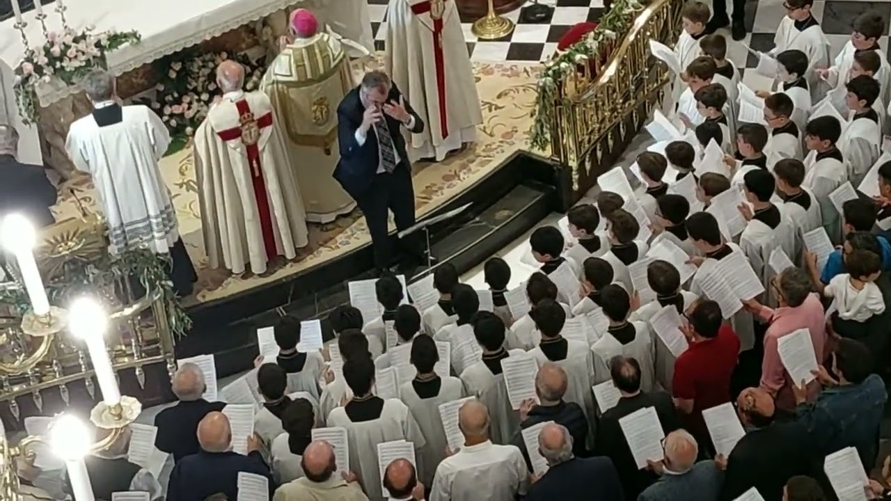 Salve 2023. La Escolanía de la Virgen y antiguos escolanes cantan a la Virgen de los Desamparados.