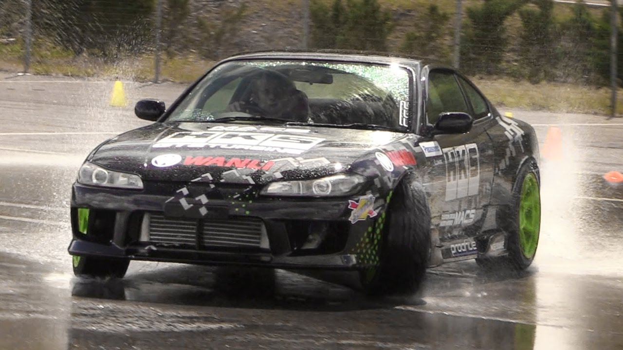 Nissan Silvia S15 Fun on a Wet Car Park - SR20DET Engine w/ GREAT Turbo Sounds