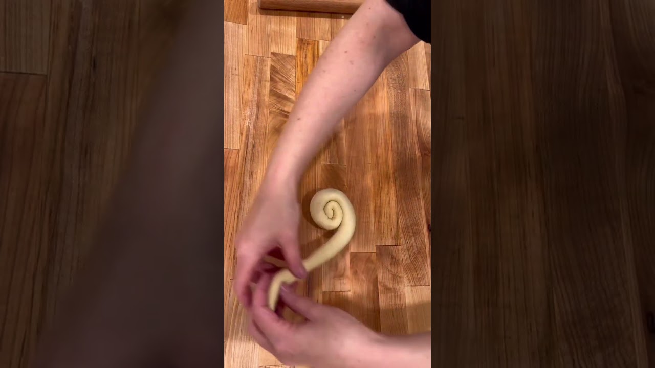How to roll a cinnamon sugar challah bun 🌀 #challah #kosher #baking #bread