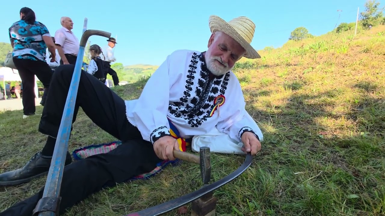 In Apuseni, la Mogoș se mai bate încă coasa