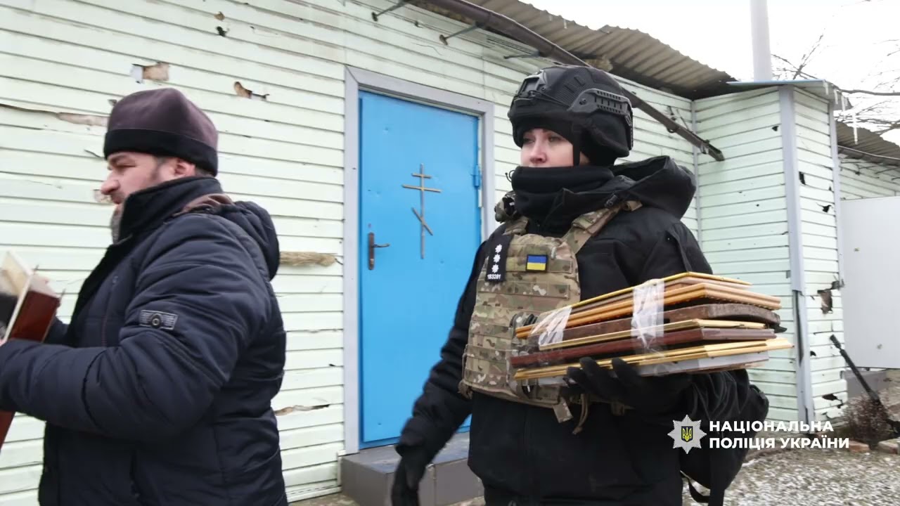 Поліцейські допомогли священнослужителю евакуювати святині з прифронтової Юрківки
