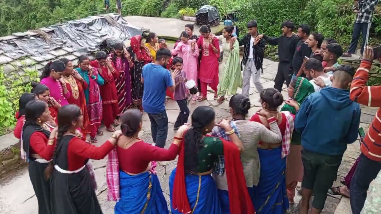 पहाड़ी झोड़ा चाचरी त्योहार के दिन 