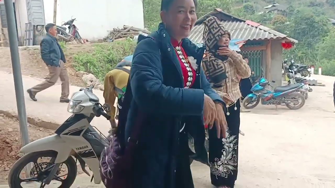 Hoàng nhung hát đối đáp Lù binh 