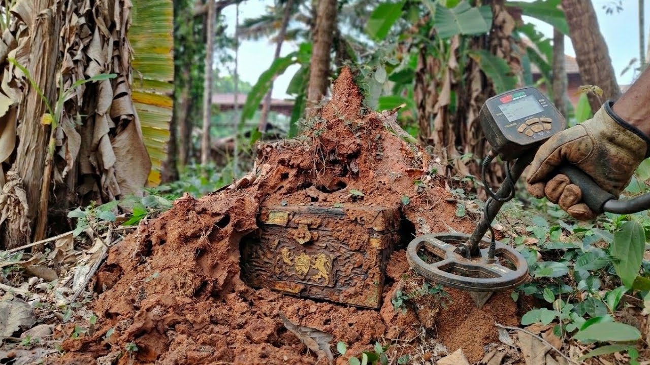 🔥Unbelievable 😱 We Broken a 1000 Years Old Termite Mound❌ What We Found Inside #treasurehunt #gold