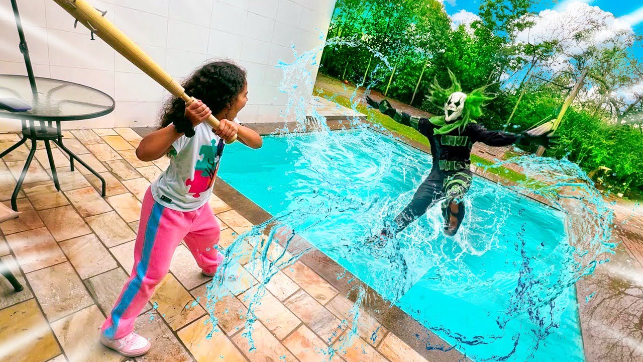 TACAMOS O CORINGA NA PISCINA COM NOSSA ARMADILHA !