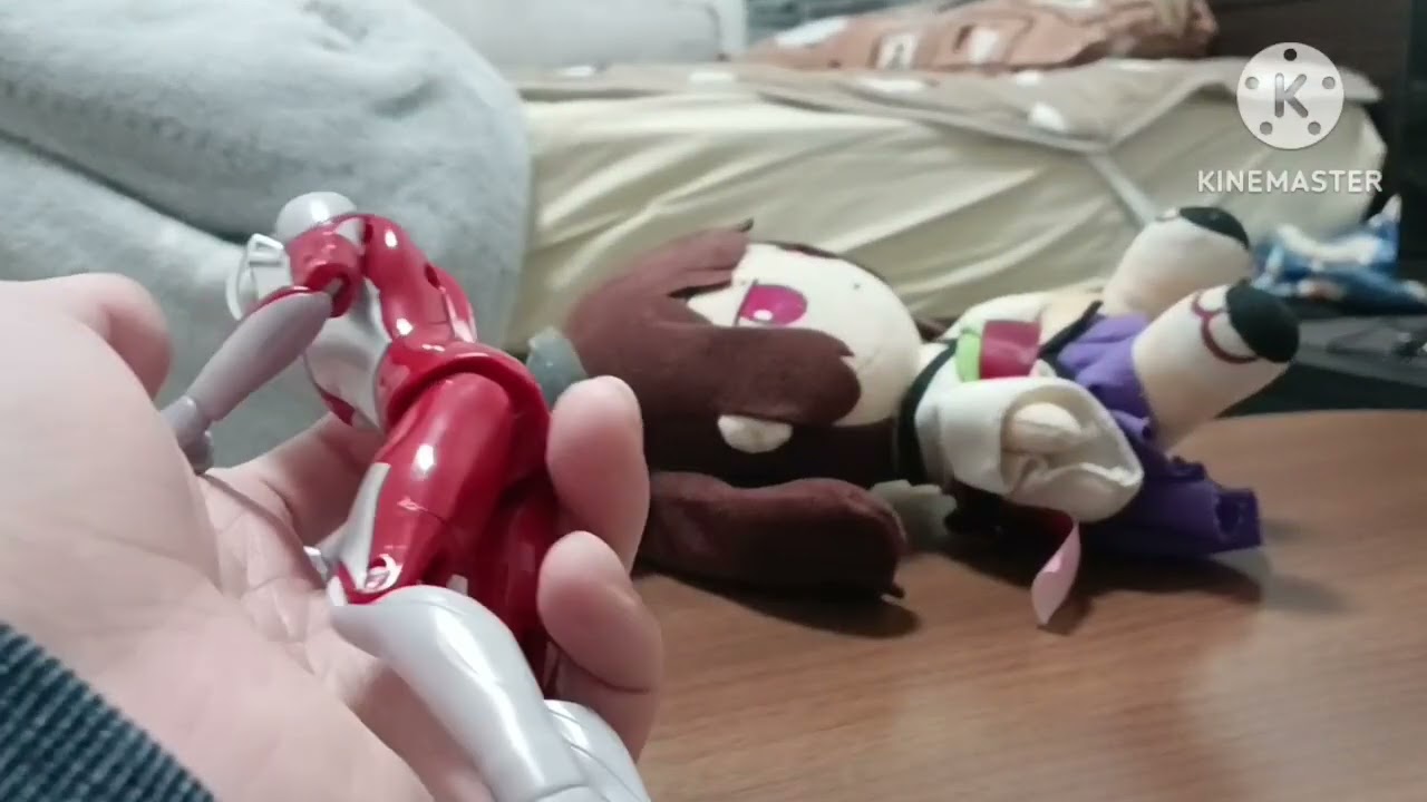 ガレージオフで買ったウルトラマンのフィギュアを開ける　