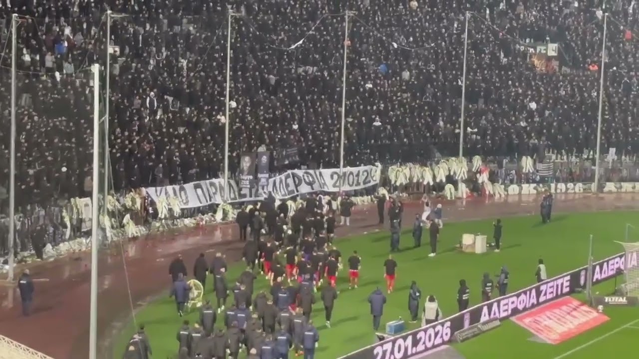 Οι δύο ομάδες κατέθεσαν λουλούδια στα στεφάνια μπροστά από την Θύρα 4