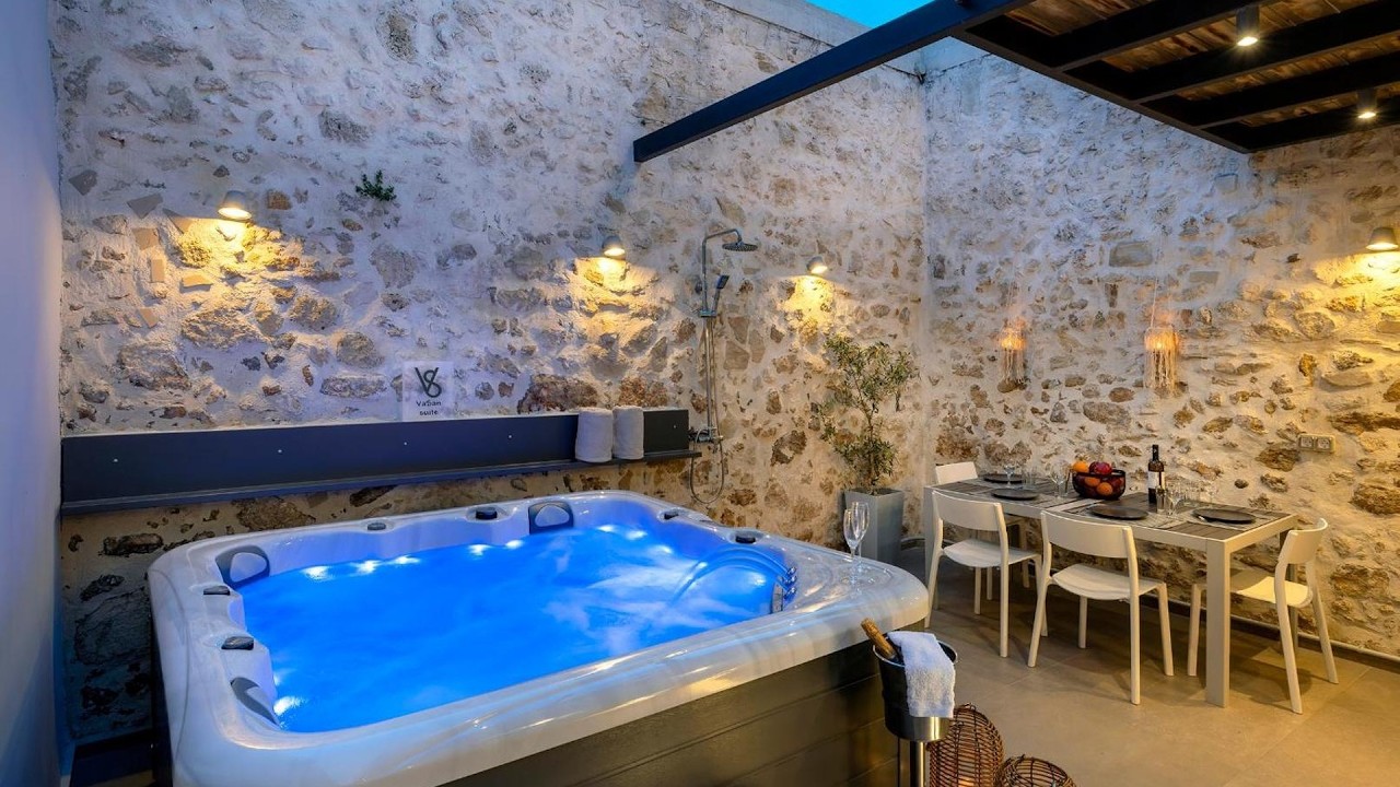VaSan suite - Old Town House - Jacuzzi - Private Parking - 2BR,2BA | Greece 🌟