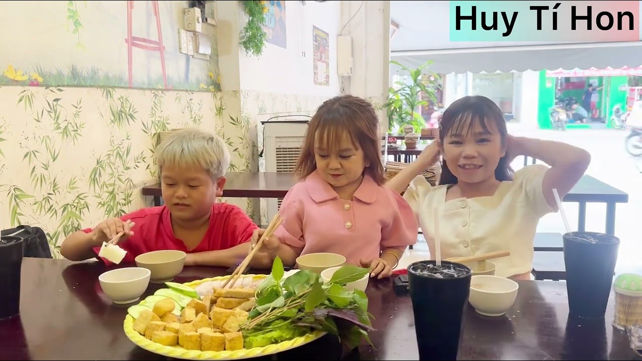 Hôm nay Huy Tí Hon dẫn hai chị đi ăn Bún Đậu Mắm Tôm anh Mạc Văn Khoa