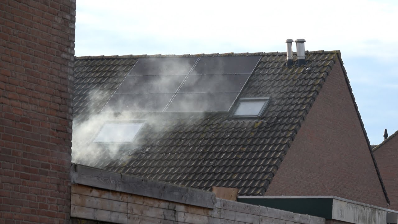 PRIO1 Melding Schoorsteenbrand | Brandweer Lelystad komt met spoed aan! 255151 255131