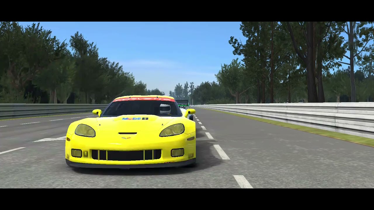 Carrera con un astom martin
