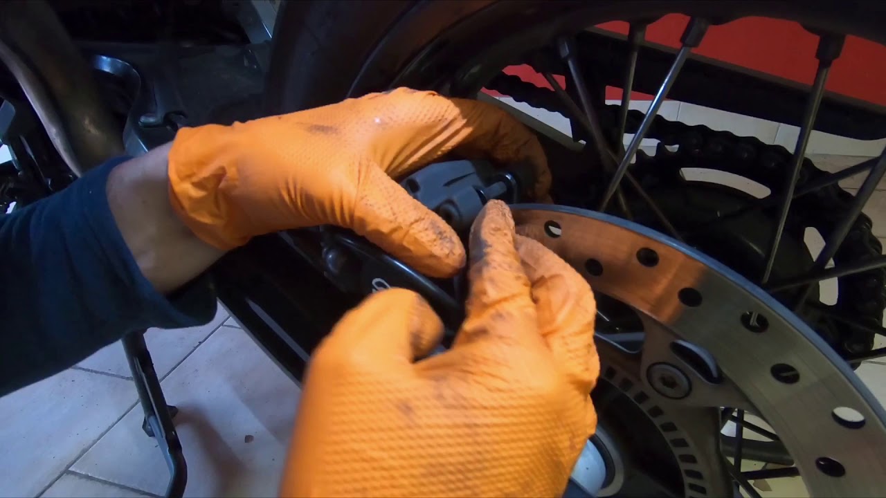 Come cambiare pastiglie freno posteriori moto, BMW GS F 800