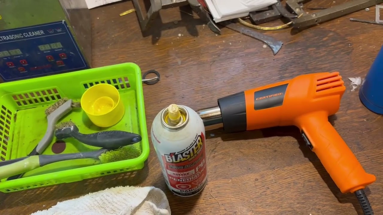 How to un seize a stuck Kerosene lamp.
