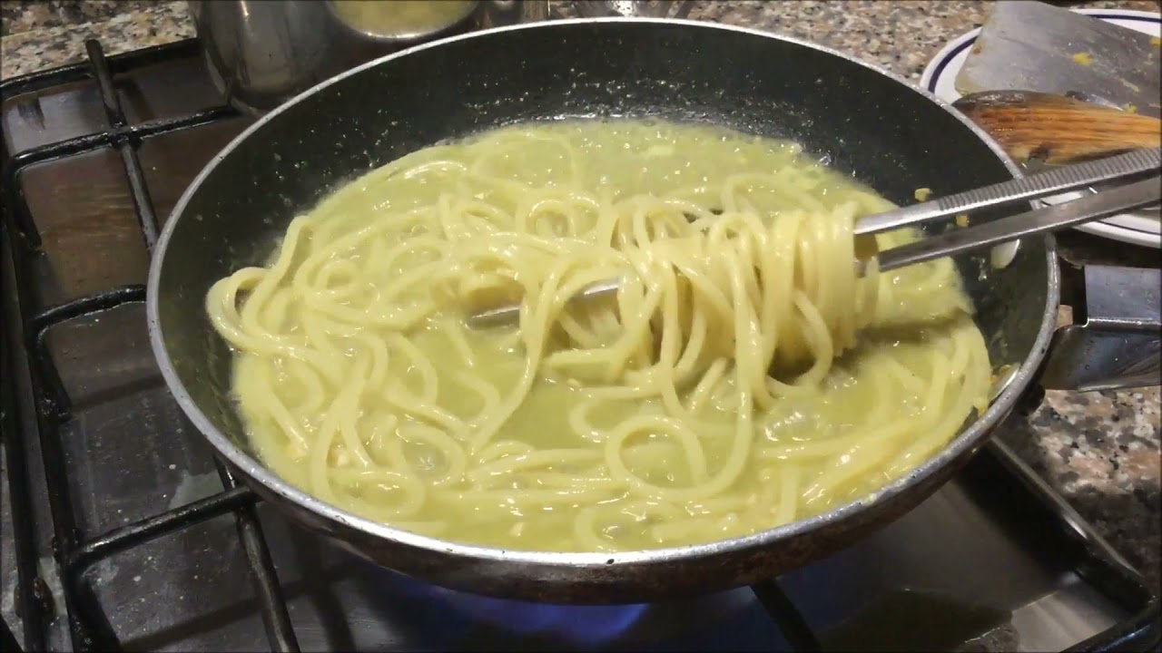 Spaghetti con l'acqua dei gambi delle cime di rapa (videoricetta n° 1068)