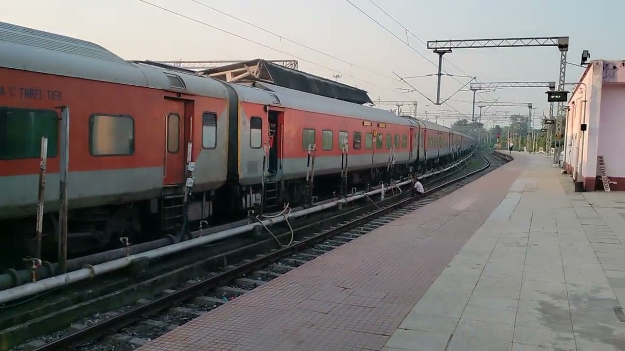 Dibrugarh To New Delhi Rajdhani Express Arriving - Katihar Junction, Katihar City, BIHAR 