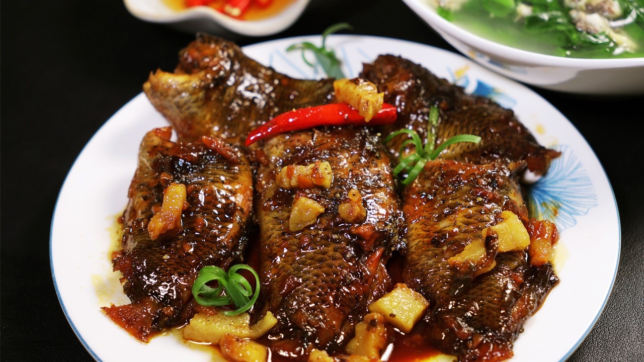 Bữa Cơm Gia Đ&igrave;nh 2 M&oacute;n Ngon: C&aacute; R&ocirc; Kho Tộ & Canh Rau Ngh&ecirc;u Thanh M&aacute;t