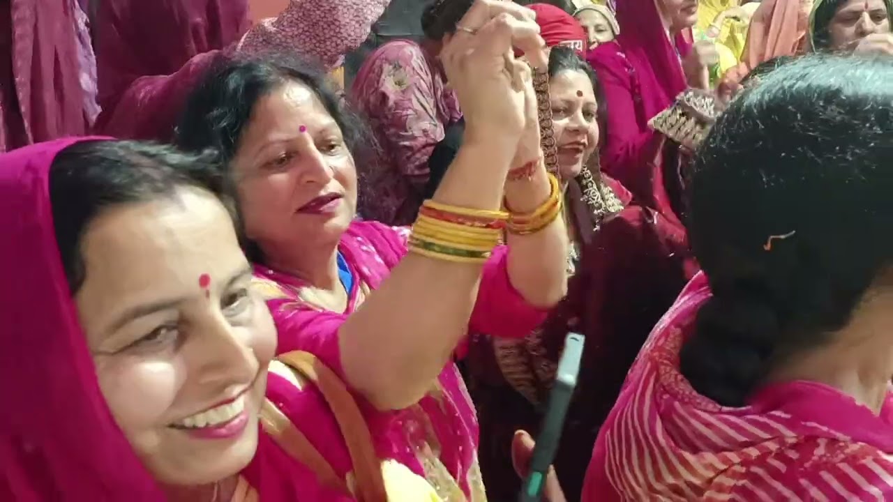 द्वारका गुजरात में कथा में श्री कृष्णजन्म उत्सव प्रसंग पर भक्तों को भावभिवोर करते संत सुभाष शास्त्री