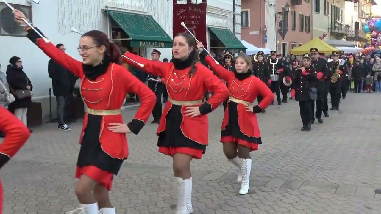 Banda Musicale di Villafranca Piemonte e Majorettes in sfilata a Cavour, TuttoMele