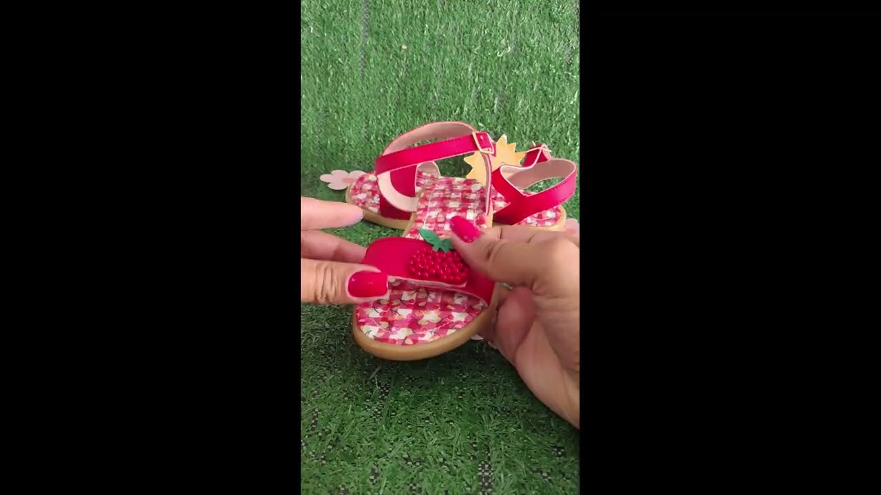 Sand&aacute;lia Infantil Rubi Vermelha com Cerejinhas