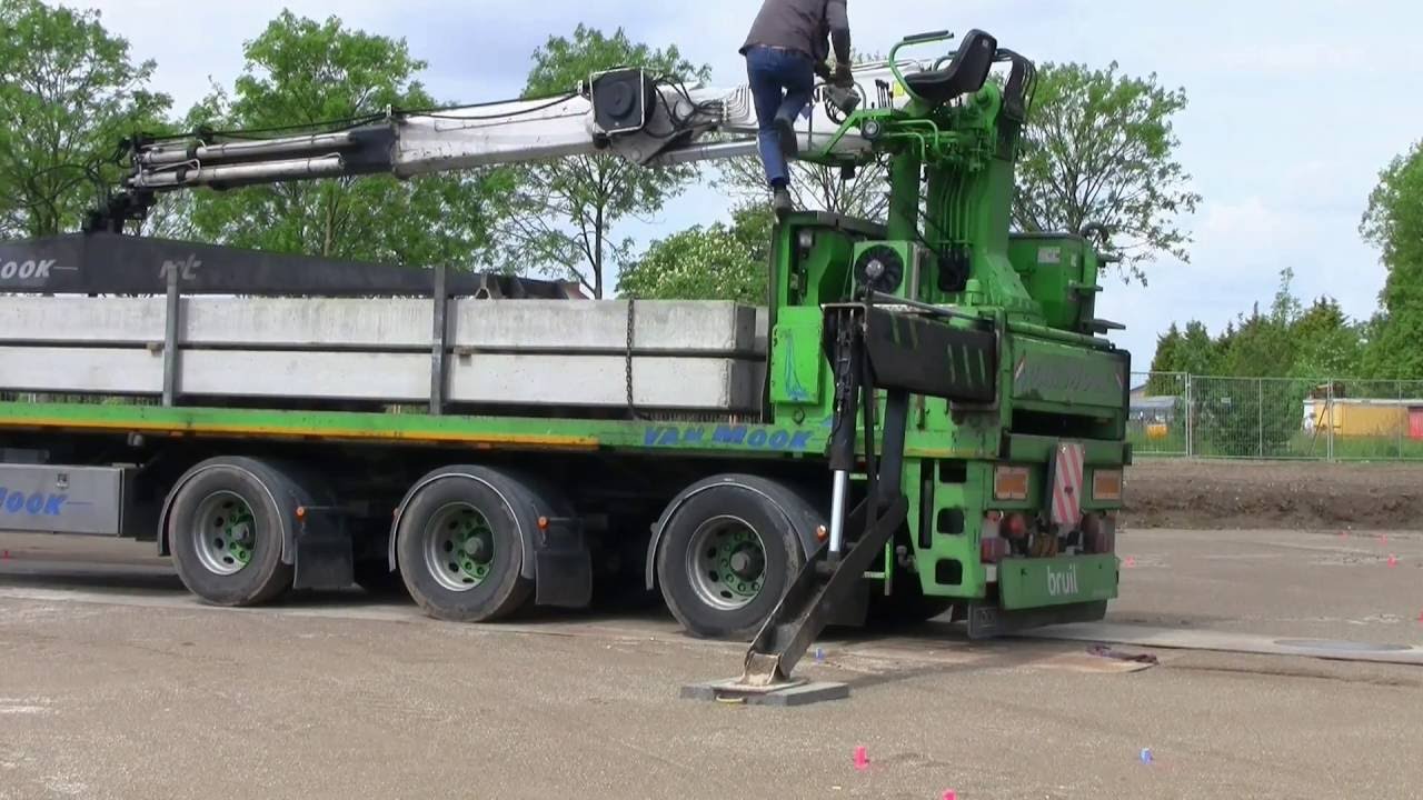 Slaan van de eerste paal tbv De Pluk in Geldermalsen