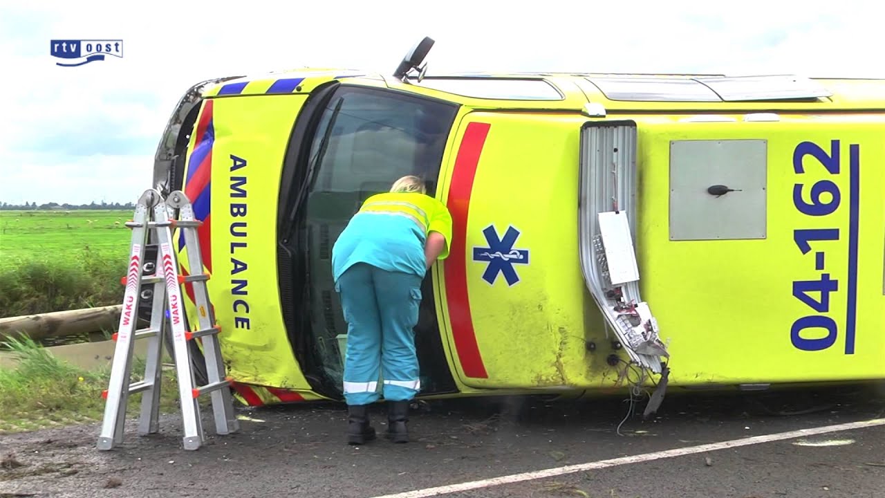 Ambulance op zijkant bij eenzijdig ongeluk in de buurt van De Lichtmis