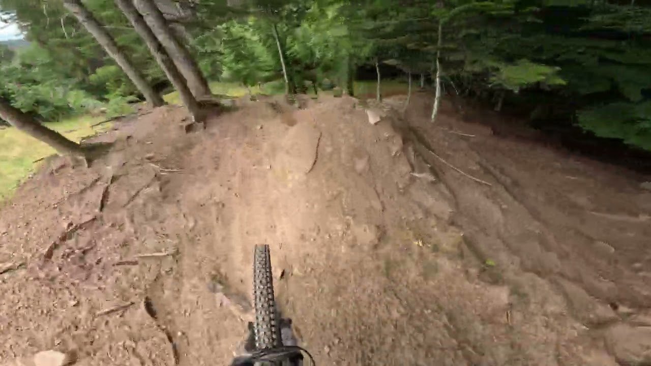 Piste noire Morillon bike park Dré dans l’pentu et l’arrête 