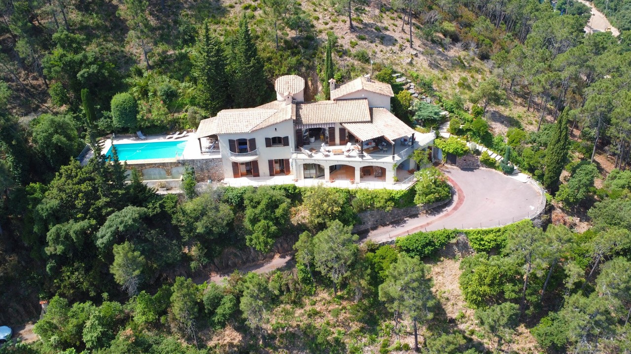 Villa vue panoramique mer et baie de Cannes avec piscine à débordement