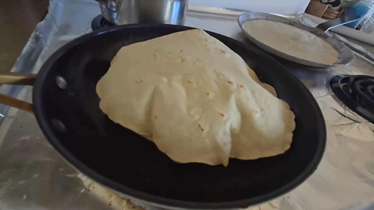 Tortilla hecha a mano con salsa y huevos al comal.