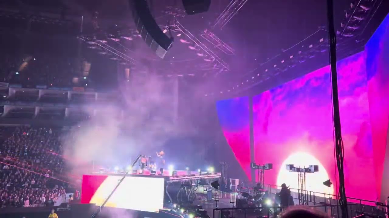 Babymetal - Sunset Kiss (new song, live debut) at O2 Arena London